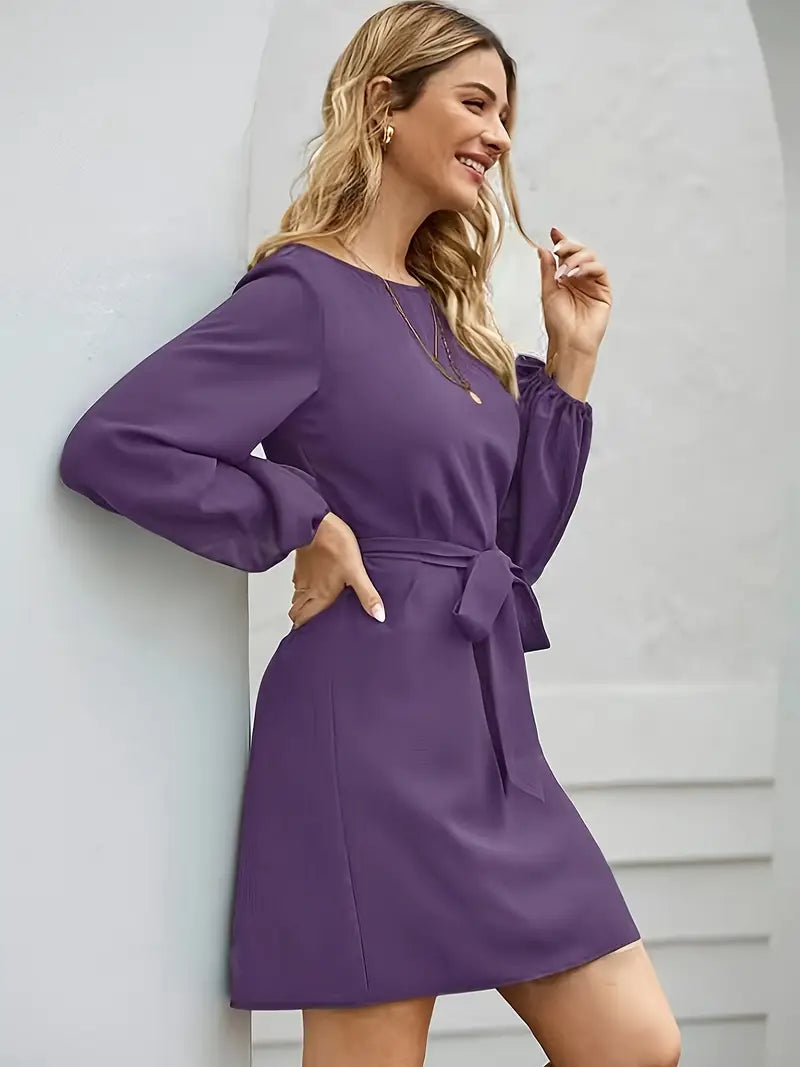 Elegantes feminines Kleid mit Laternenärmeln und Gürtel für Damen