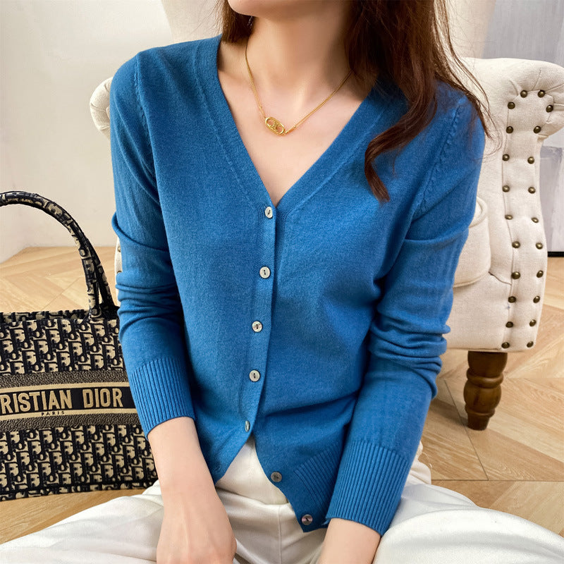 Cardigan mit V-Ausschnitt – Stilvoller und Lässiger Damen-Pullover | Audre