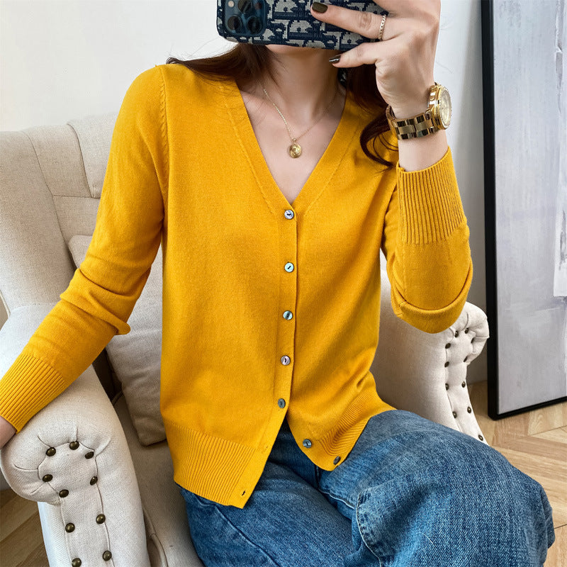 Cardigan mit V-Ausschnitt – Stilvoller und Lässiger Damen-Pullover | Audre