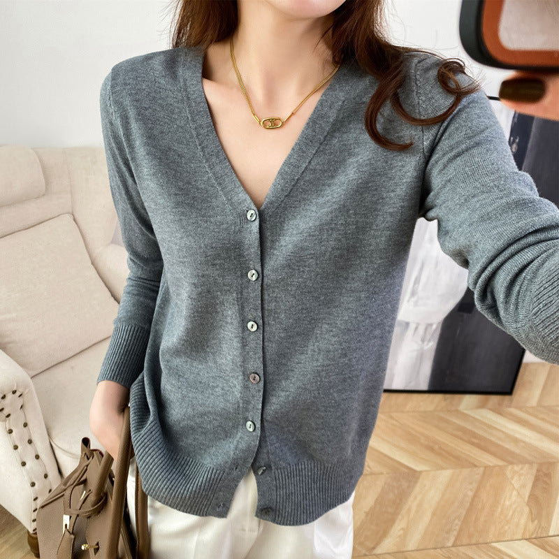 Cardigan mit V-Ausschnitt – Stilvoller und Lässiger Damen-Pullover | Audre