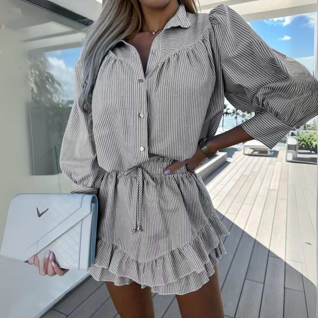 Elegantes zweiteiliges gestreiftes Set mit Langarmhemd und Rüschen-Shorts – Perfekt für lässige Sommer-Looks