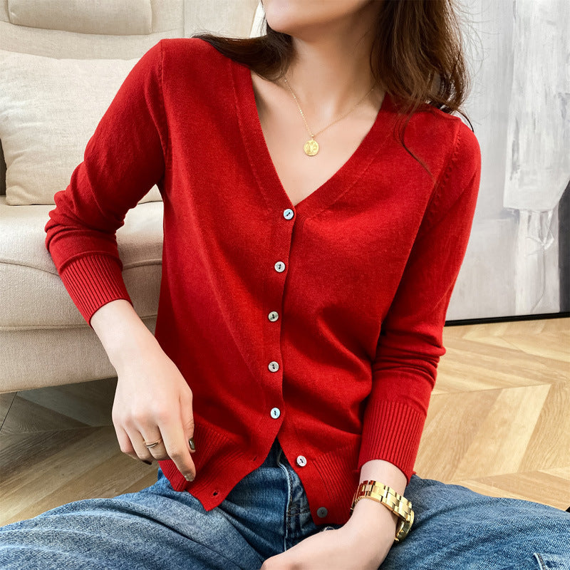 Cardigan mit V-Ausschnitt – Stilvoller und Lässiger Damen-Pullover | Audre