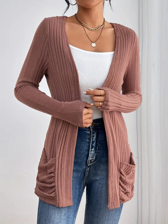 Schmal geschnittene Strickjacke aus Rippstrick mit Taschen für Damen