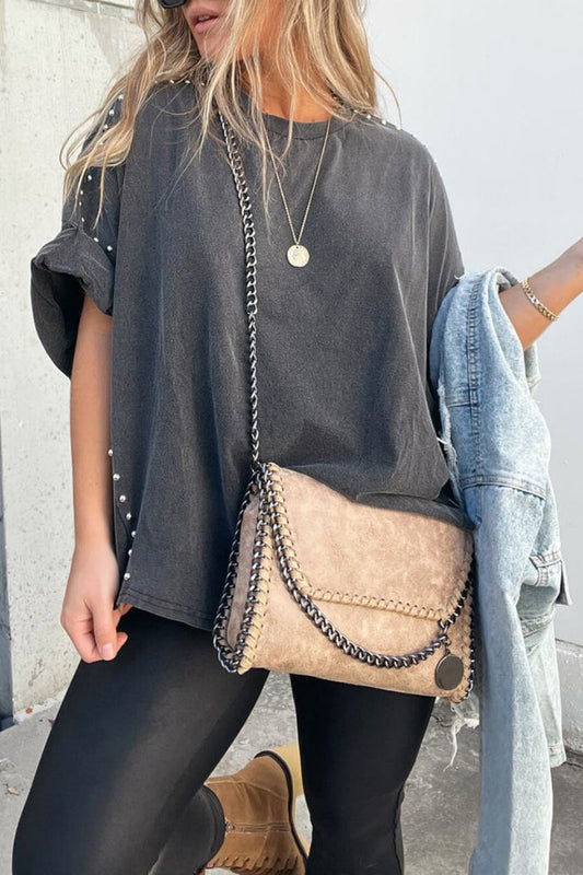 Oversized T-Shirt für Damen mit hochgekrempelten Ärmeln und Nieten - lässiger Streetstyle-Look